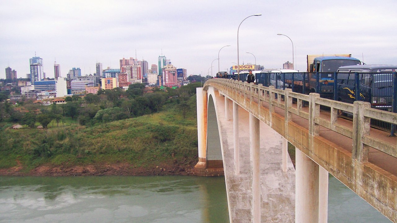 Autoridades paraguaias autorizam trincheira na fronteira seca com Brasil