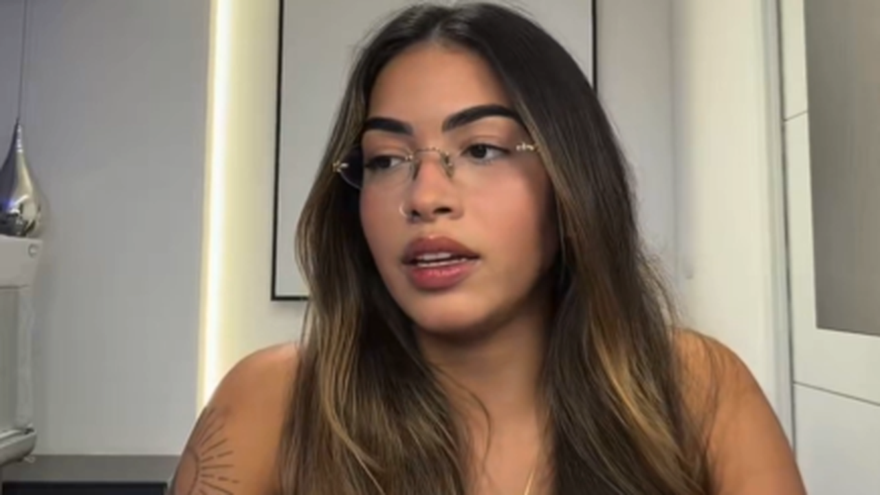 Ex-esposa de jogador da Seleção expõe traições: 'Fugiu de casa pela janela do banheiro'