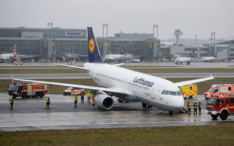 Funcionários da Lufthansa ficam feridos após trem de pouso quebrar no aeroporto de Frankfurt