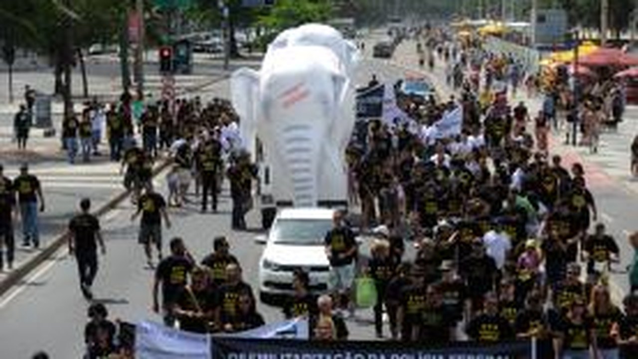 Faltando 60 dias para a Copa, policiais federais prometem parar durante o evento