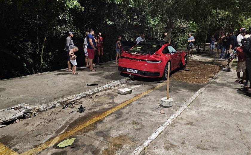 Motorista de Porsche perde controle e bate em árvore no Bosque das Arapiracas; condutor sofreu escoriações