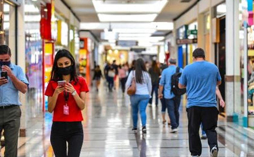 Shoppings reabrem em São Paulo com filas para celular e café
