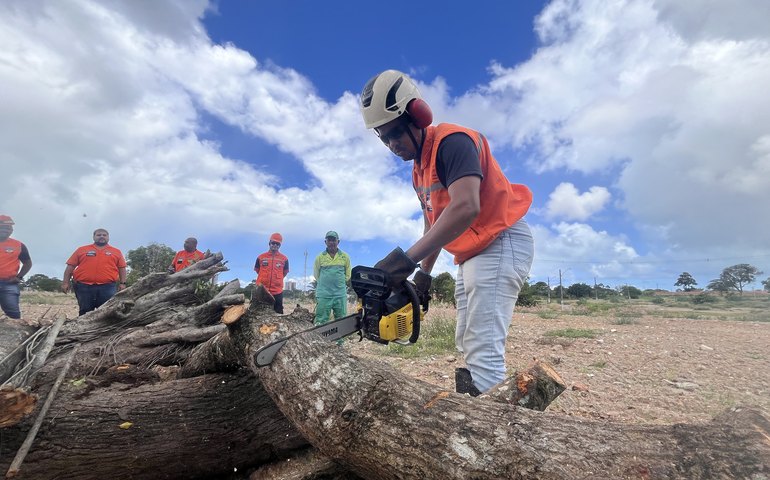 Agentes da Defesa Civil Municipal fazem curso para operar motosserra
