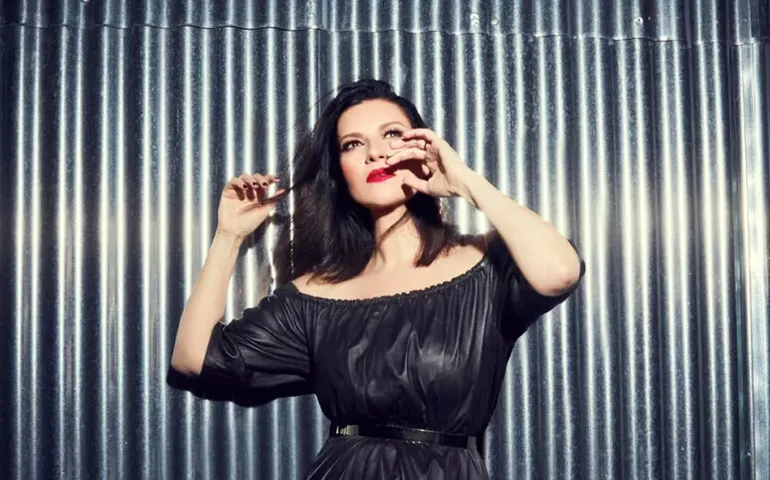 Pausini anuncia regravação de 'Quem de Nós Dois' e gera polêmica