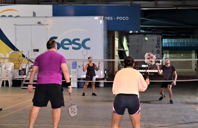 Projeto Esporte Para Todos disponibiliza aulas gratuitas de vôlei e badminton 