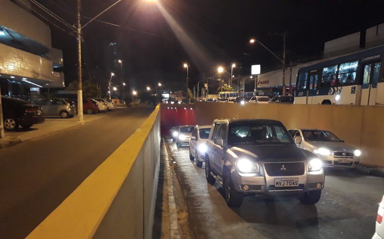 Setembro Vermelho: viadutos de Maceió recebem iluminação especial