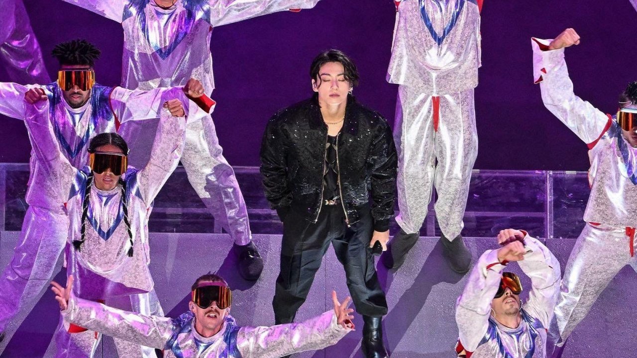 Fãs de kpop comemoram abertura da copa do mundo com integrante do BTS