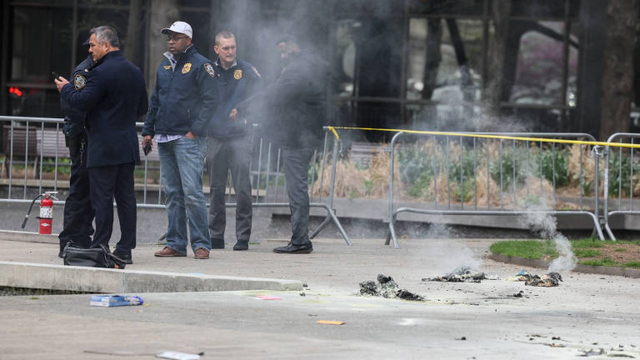 Homem morre após atear fogo em si mesmo do lado de fora do tribunal de julgamento de Trump