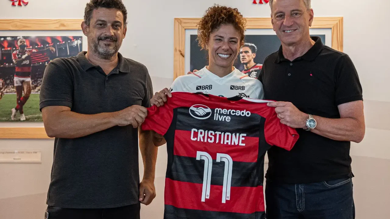 Flamengo anuncia a atacante Cristiane para o futebol feminino