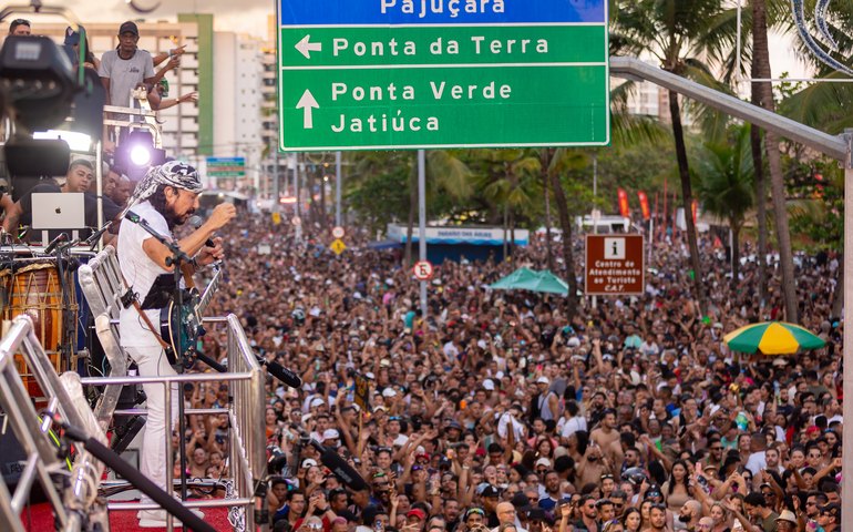Arrastão do Bell Marques altera trânsito na orla de Maceió no Ano Novo