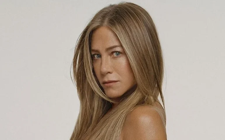 Casa de Jennifer Aniston é invadida após portão ser destruído por carro