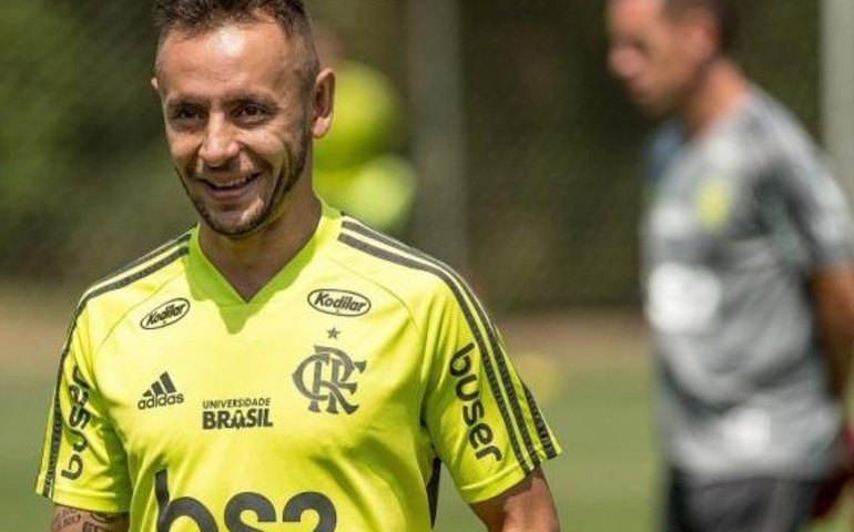 Flamengo desiste oficialmente da contratação do lateral-direito Rafinha