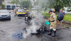 Moto derrapa para evitar colisão e pega fogo na Zona Sul de Aracaju