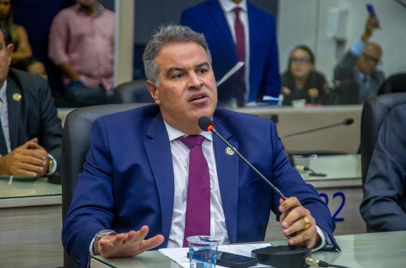 Samyr Malta homenageia Marise Pinto Araújo, professora e referência no Eustáquio Gomes