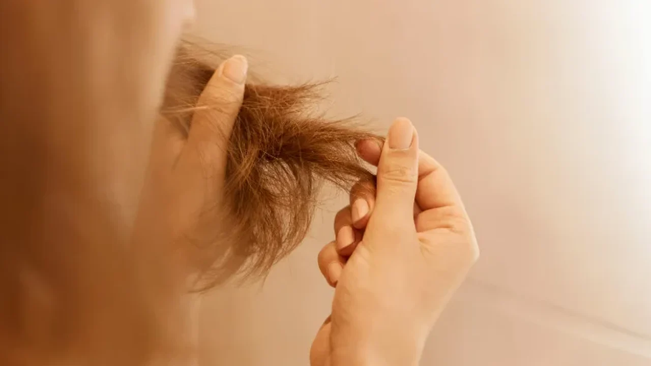 Queda de cabelo pode ser sinal de deficiência de ferro? Médico explica