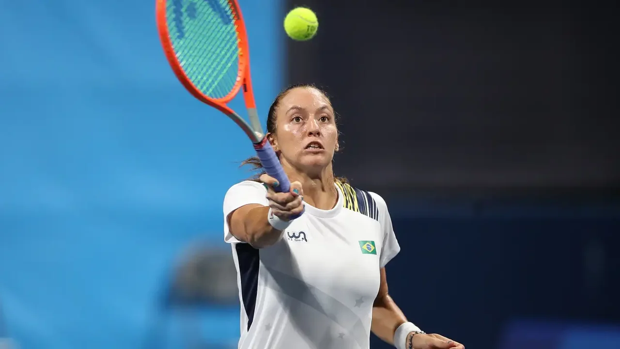 Lesão no joelho tira Luisa Stefani do WTA de Brisbane e adia estreia na temporada 2024