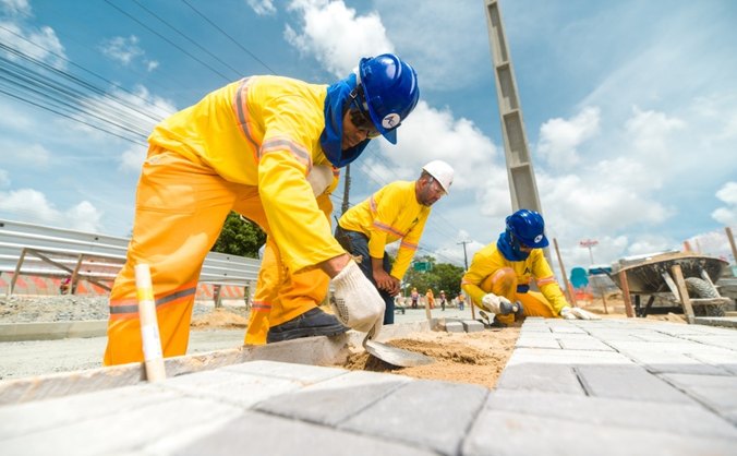 Trabalhadores na duplicação da Avenida Durval de Goes Monteiro