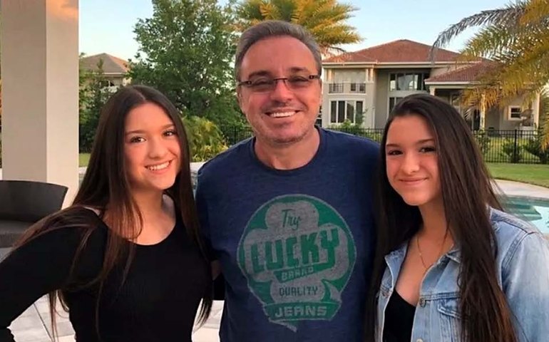 Filhas de Gugu chegam ao Brasil para audiência no processo de herança movido pela mãe