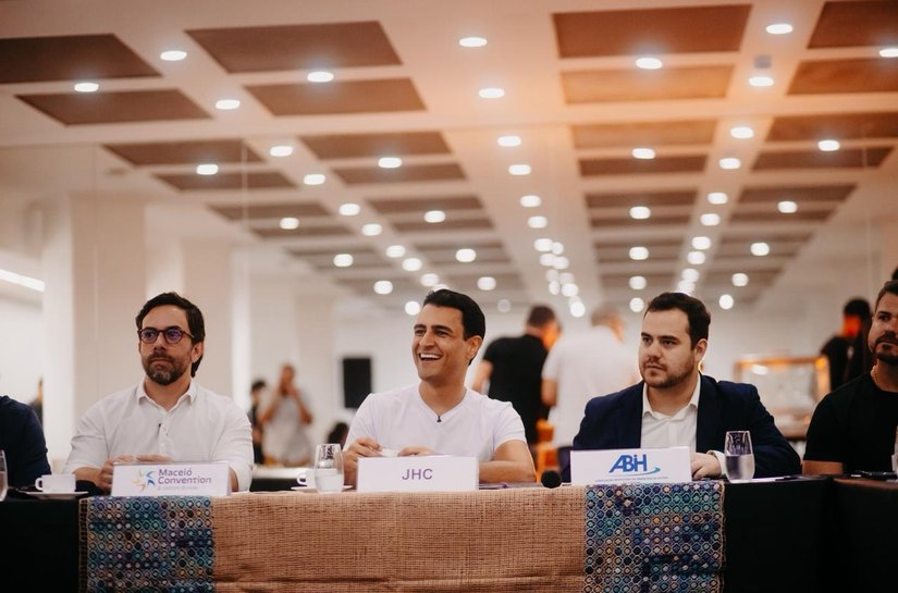 JHC defende integração entre municípios e setor privado para ampliar turismo em Alagoas