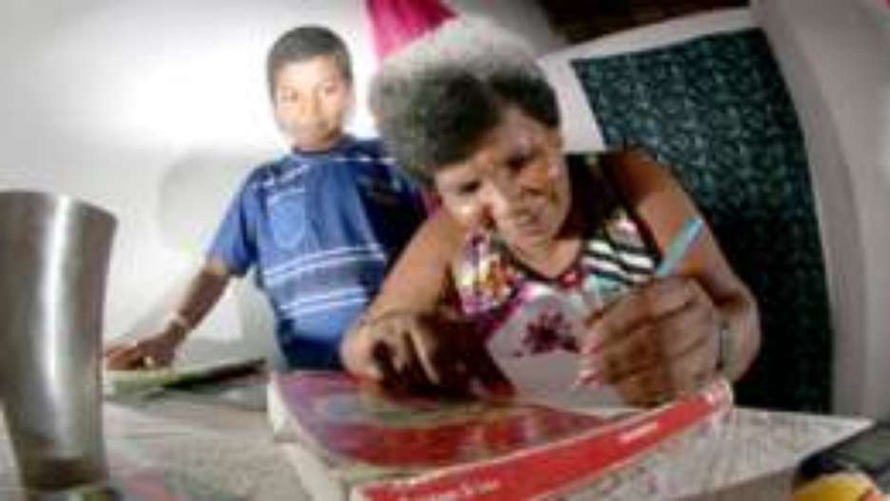 ‘Perdi a vergonha’: aos 42 anos, catadora de lixo aprende a ler com filho de 11 anos