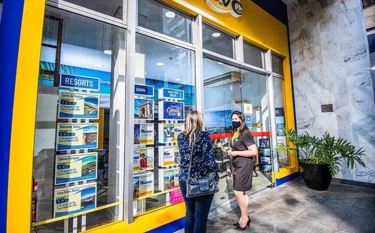CVC: prejuízo líquido recua 10,5% no 3º trimestre e soma R$ 75 milhões