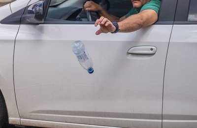 Arremessar objetos de veículos é uma infração de trânsito