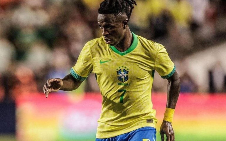 Conmebol reconhece erro em lance em que árbitro não marcou pênalti em Vini Jr.