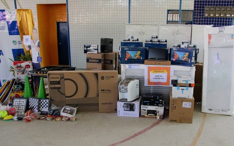 Pacto pela Educação: Escolas da rede municipal recebem equipamentos novos através do Programa Equipa Escola