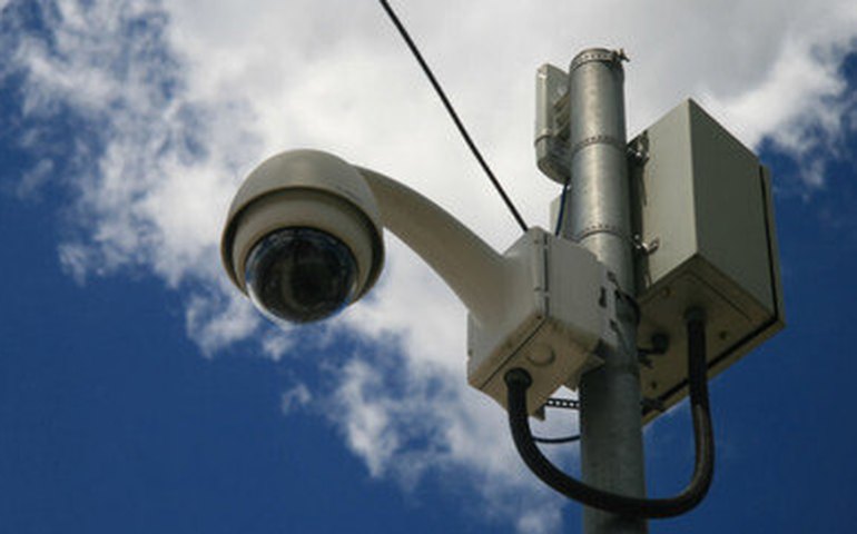 Homens furtam totens de câmera de segurança em São Paulo