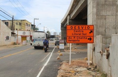 Trânsito flui normalmente em segundo dia de desvio na AL-101 Norte 