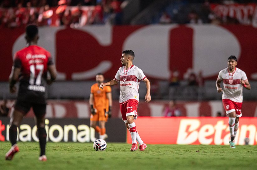 Diante da torcida, CRB perde por 1 a 0 para o Athletico-PR na Série B