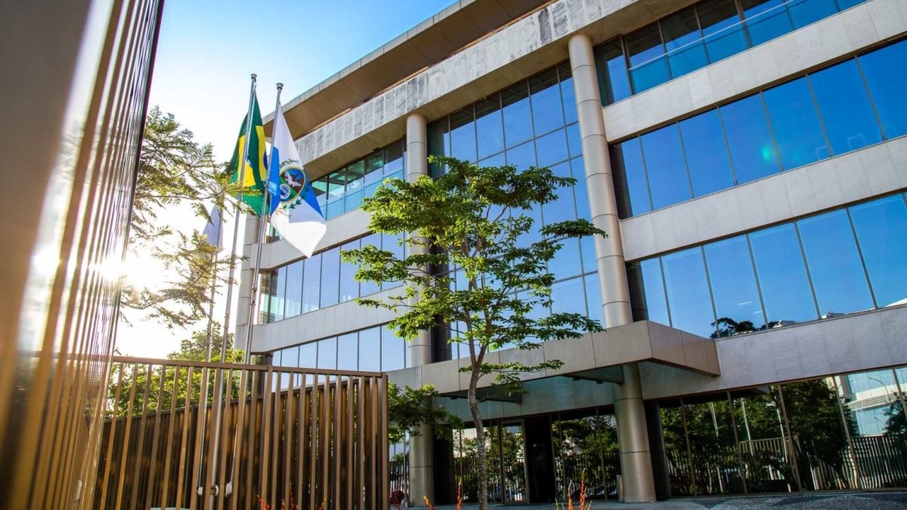 UFRJ revoga título de doutor honoris causa de embaixador americano