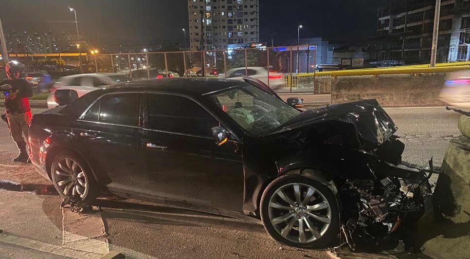 Carro colide contra mureta e causa derramamento de óleo em Aracaju / Foto: Foto: SMTT/Aracaju
