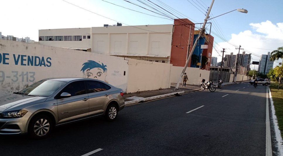 Carro bate em poste na Zona Sul de Aracaju; trânsito de avenida é alterado / Foto: Foto: SMTT/Divulgação
