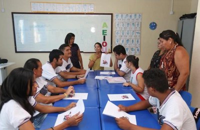 Alunos da Educação Especial de Marechal escrevem cartas para o Projeto Papai Noel dos Correios 