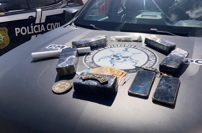 PM prende suspeito em Penedo que transportava drogas em veículo