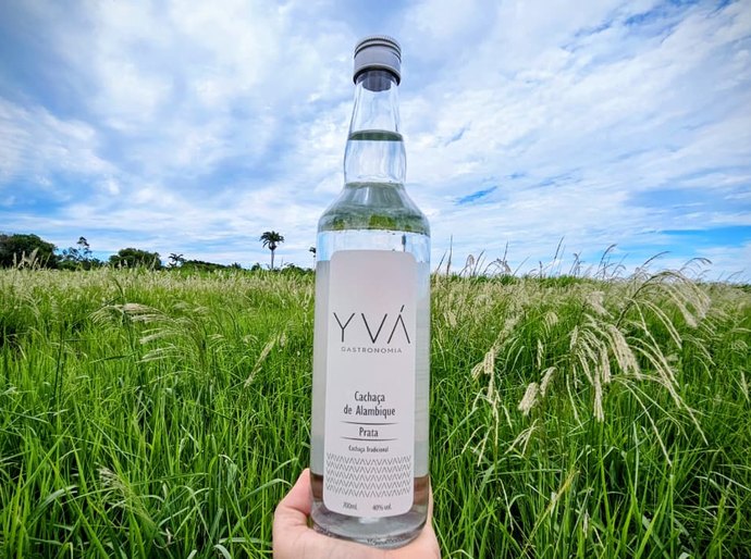 YVÁ Gastronomia lança cachaça autoral durante o Carna YVÁ e celebra a brasilidade em forma líquida