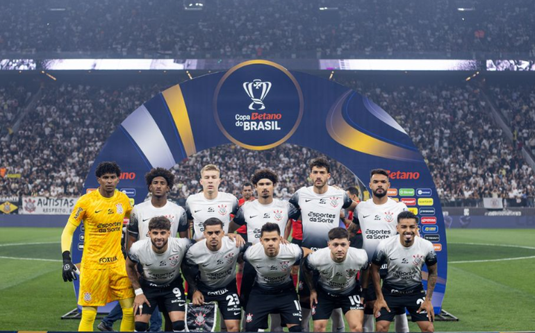 Romero brilha, Corinthians faz 3 a 0 no Atlético-GO e Memphis Depay faz estreia discreta