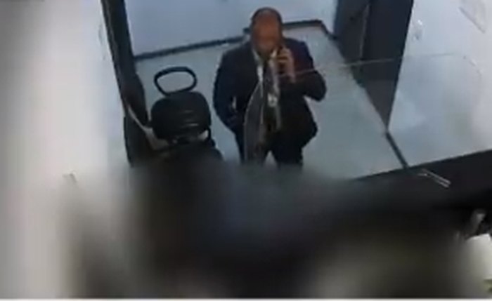 Vídeo mostra assessor de Bolsonaro tentando reaver joias retidas pela Receita Vídeo mostra assessor de Bolsonaro tentando reaver joias retidas pela Receita