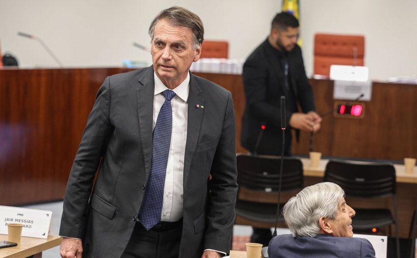 Bolsonaro pede desculpas a ministros do STF e nega plano de golpe