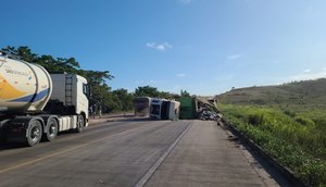 Carreta de lixo reciclável toma na BR-101 em Maruim / Foto: Foto: PRF/SE