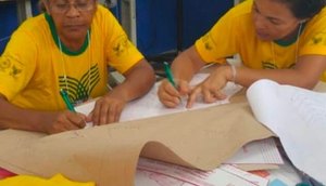 artesãs produzem máscaras