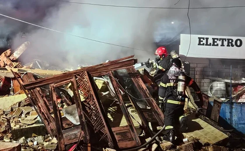 Homem incendeia casa que desaba e atinge outros imóveis