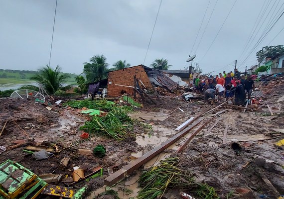 Garoto está entre as 60 vítimas das chuvas
