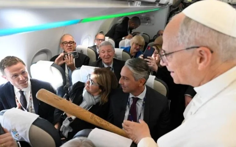 Papa ganha taco de beisebol e torta de abóbora de jornalistas