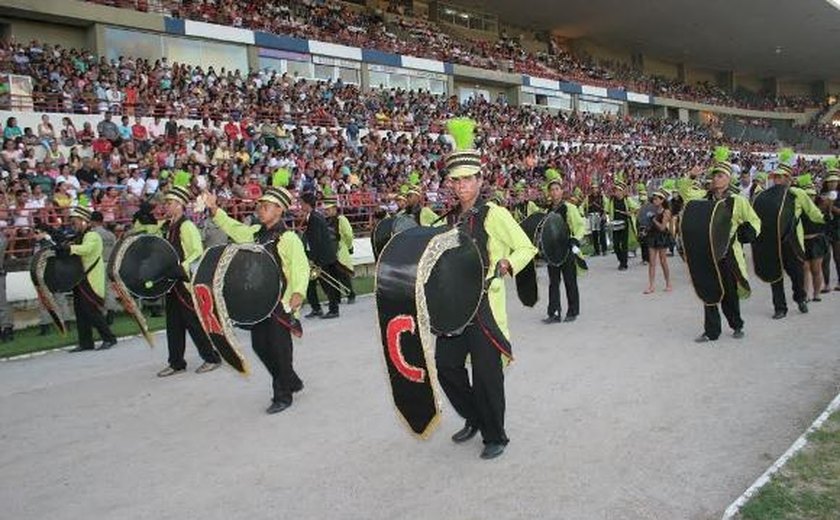 Desfile da Emancipação Política de Alagoas atrai milhares de famílias ao Rei Pelé