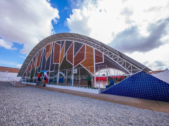 Prefeito Luciano entrega ginásio poliesportivo e anuncia unidade de saúde e mais uma creche no Planalto