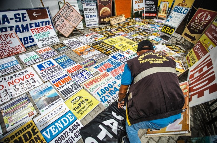 Em sete meses, Semsc apreendeu 5.514 peças publicitárias irregulares em Maceió