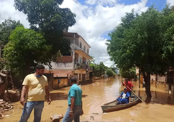 'Oportunistas de enchentes': bandidos roubam cerveja, eletrônicos e tratores e desviam doações no RS