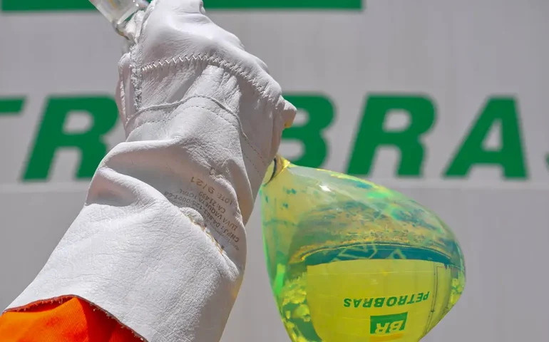 Refap atinge produção histórica de diesel S-10 em novembro